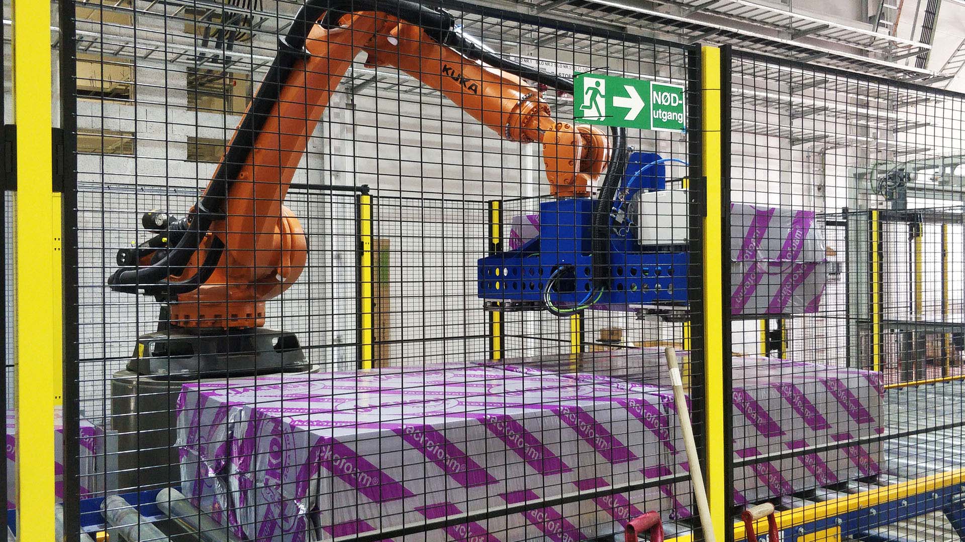 Palletizing robot stacking products in different patterns